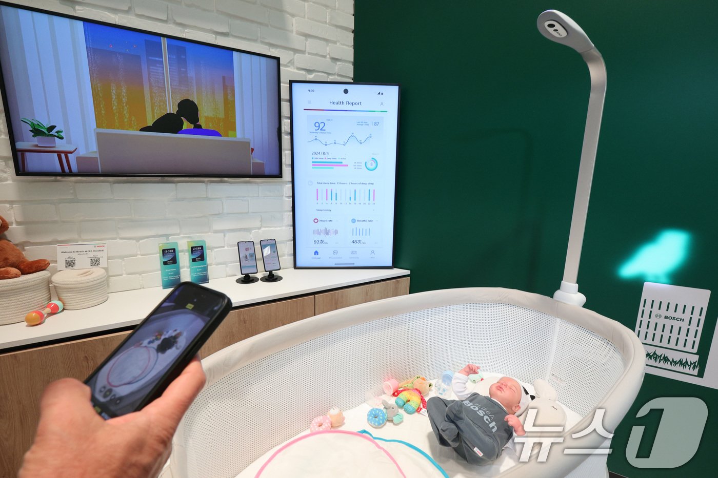 본문 이미지 - 세계 최대 정보기술&#40;IT&#41;·가전 전시회 &#39;CES 2025&#39; 개막일인 7일&#40;현지시간&#41; 미국 네바다주 라스베이거스 컨벤션센터&#40;LVCC&#41;에 마련된 보쉬 부스에서 관람객이 인공지능&#40;AI&#41; 센서로 잠자는 아기의 상태를 점검하는 아기 침대 &#39;베이비 크립&#39;&#40;crib&#41;을 살펴보고 있다. 2025.1.8/뉴스1 ⓒ News1 신웅수 기자