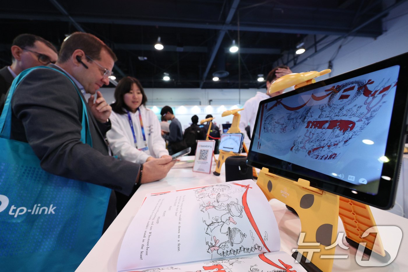 본문 이미지 - 세계 최대 IT&#40;정보기술&#41;·가전 전시회 &#39;CES 2025&#39; 개막일인 7일&#40;현지시간&#41; 미국 네바다주 라스베이거스 컨벤션센터&#40;LVCC&#41;에 마련된 웅진씽크빅 부스에서 생성형 인공지능&#40;AI&#41; 기술을 적용해 모든 책을 원하는 언어로 읽어주는 독서플랫폼 &#39;북스토리&#39;를 체험하고 있다. 2025.1.8/뉴스1 ⓒ News1 신웅수 기자