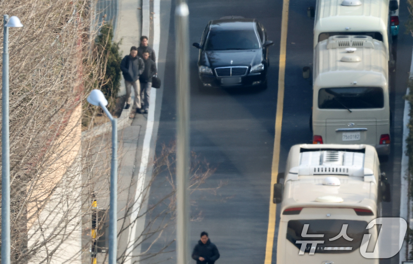 (서울=뉴스1) 이동해 기자 = 법원이 12·3 비상계엄 선포 사태 관련 내란 우두머리(수괴) 혐의를 받는 윤석열 대통령에 대한 체포영장을 재발부한 가운데 8일 서울 용산구 한남동 …