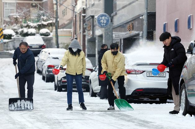 영광 11.9㎝ 대설경보…사고 속출하고 도로·뱃길·하늘길 차질