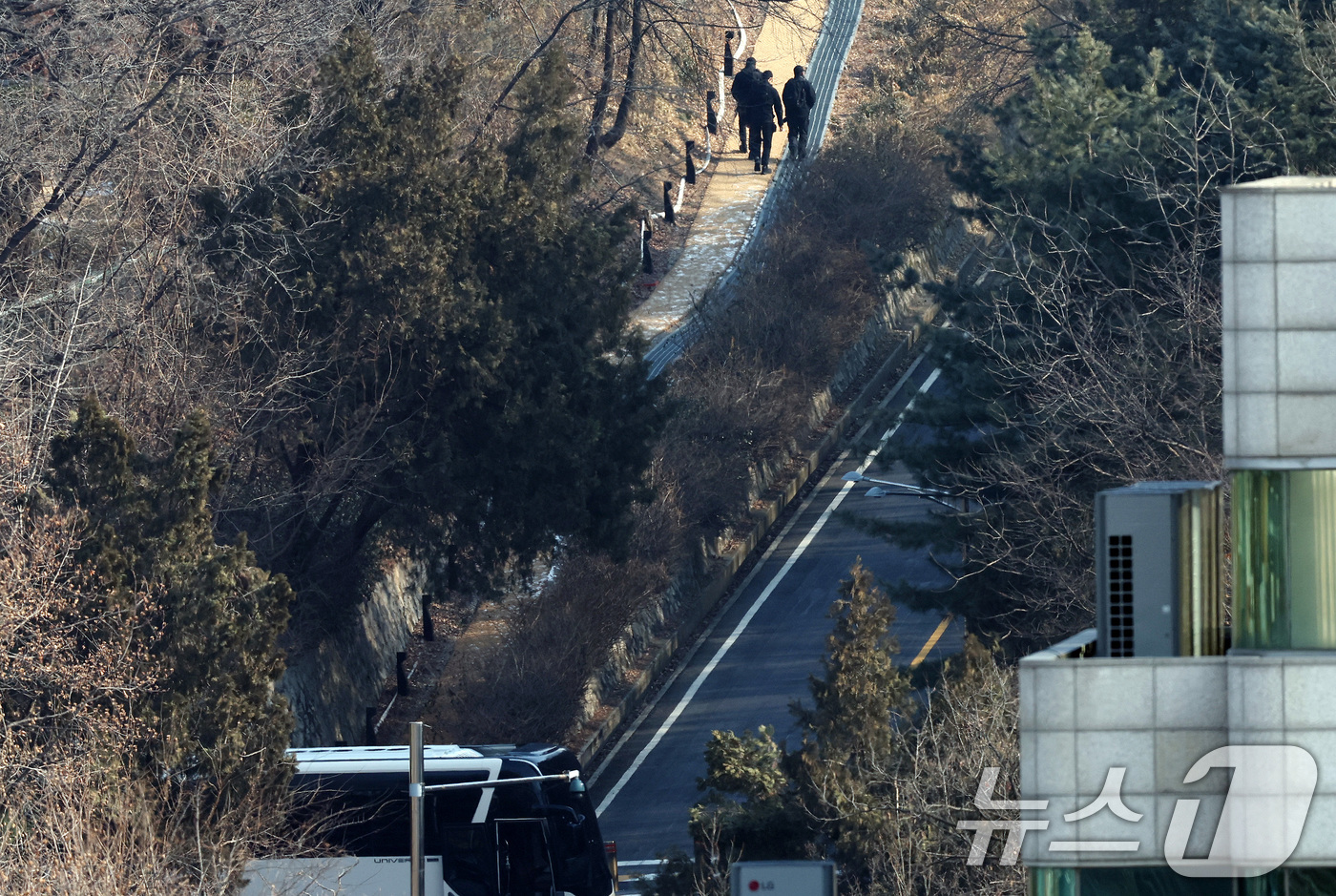 (서울=뉴스1) 이동해 기자 = 법원이 12·3 비상계엄 선포 사태 관련 내란 우두머리(수괴) 혐의를 받는 윤석열 대통령에 대한 체포영장을 재발부한 가운데 8일 서울 용산구 한남동 …