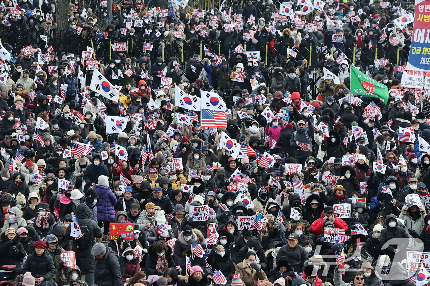 (서울=뉴스1) 김진환 기자 = 법원이 내란 우두머리(수괴) 혐의를 받는 윤석열 대통령의 체포영장을 재발부한 가운데 8일 서울 용산구 한남동 대통령 관저 인근에서 보수단체 회원들이 …