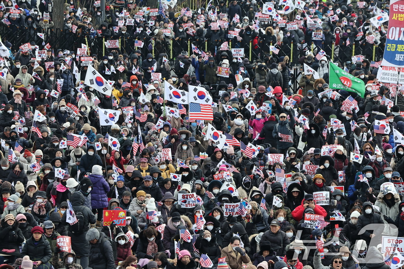 법원이 내란 우두머리&#40;수괴&#41; 혐의를 받는 윤석열 대통령의 체포영장을 재발부한 가운데 8일 서울 용산구 한남동 대통령 관저 인근에서 보수단체 회원들이 윤석열 대통령 지지·응원 집회를 하고 있다. 2025.1.8/뉴스1 ⓒ News1 김진환 기자