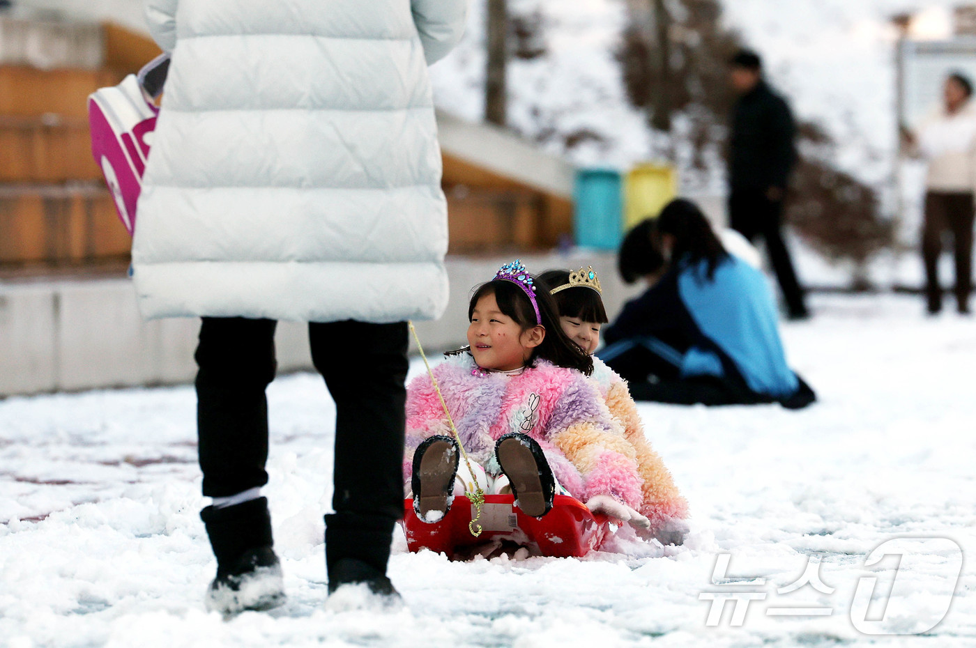 (광주=뉴스1) 박지현 기자 = 많은 눈이 내린 8일 광주 북구 일곡동 제1근린공원 운동장에 쌓인 눈 위에서 아이들이 눈썰매를 타며 즐거운 시간을 보내고 있다.(광주 북구 제공)2 …