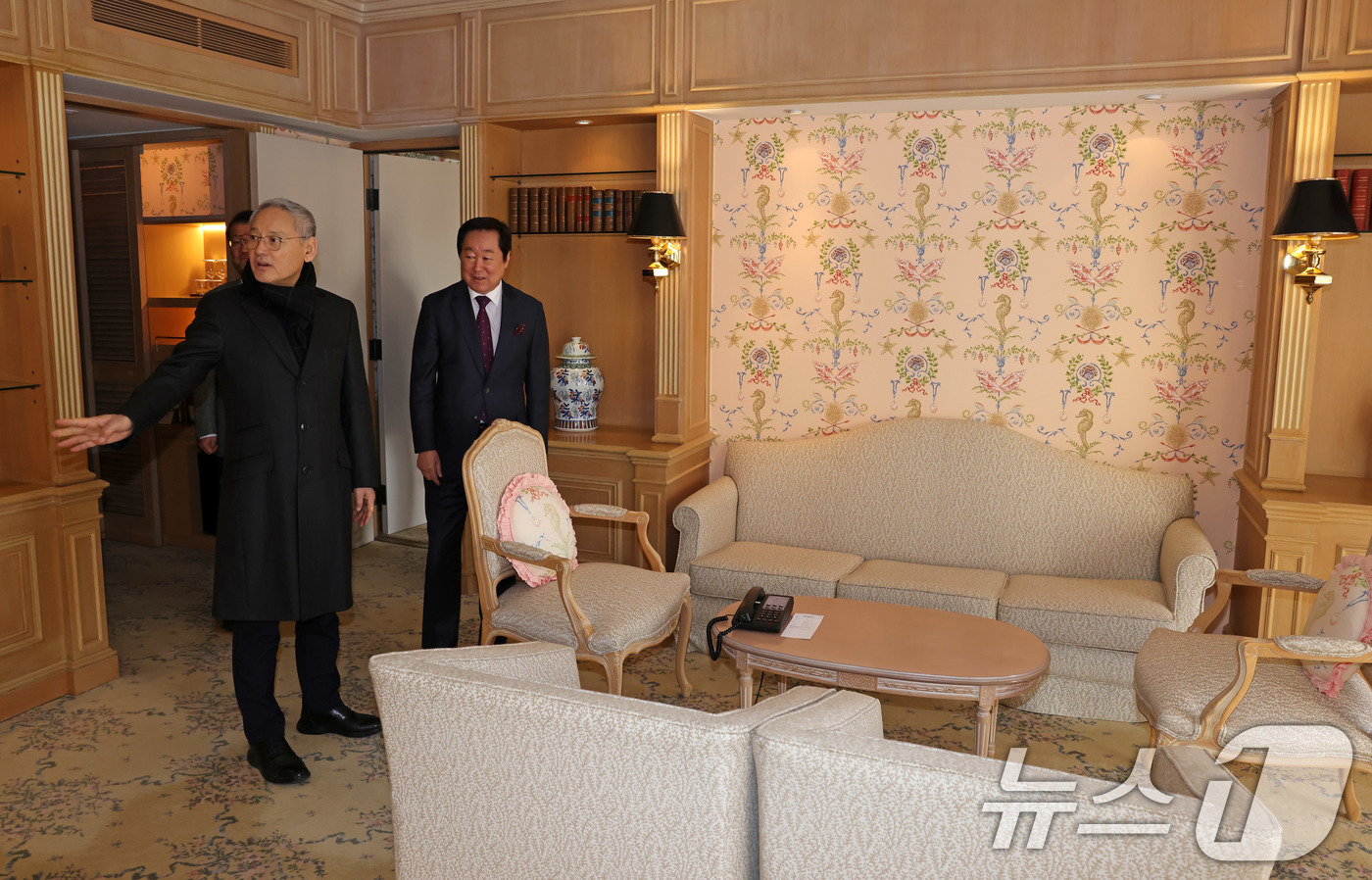 (서울=뉴스1) = 유인촌 문화체육관광부 장관이 8일 2025년 아시아태평양경제협력체(APEC·에이펙) 정상회의 개최 도시인 경북 경주시를 방문, 관계자들과 함께 관련 준비 상황을 …