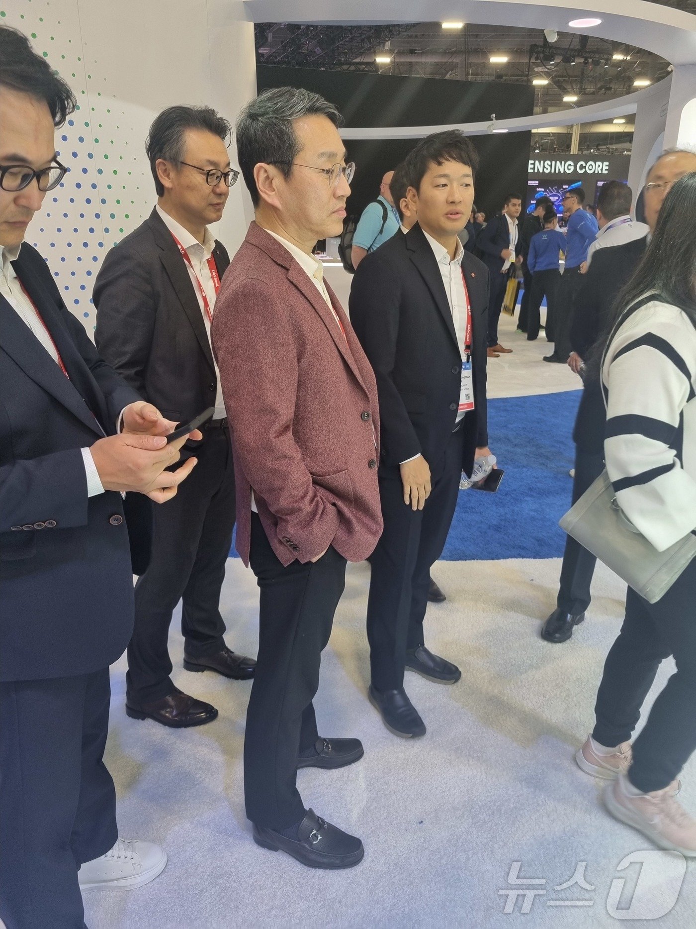 조주완 LG전자 최고경영자(CEO)가 7일(한국시간) 미국 라스베이거스에서 열린 CES 2025 웨이모 전시장을 찾아 관람하고 있다. 2025.1.8/뉴스1 ⓒ News1 박주평 기자