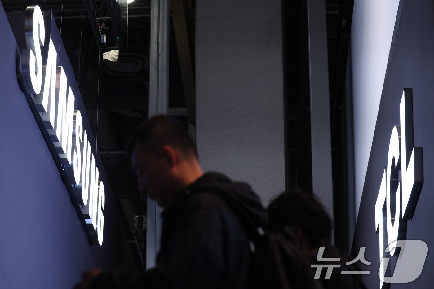 본문 이미지 - 세계 최대 IT&#40;정보기술&#41;·가전 전시회 &#39;CES 2025&#39; 개막일인 7일&#40;현지시간&#41; 미국 네바다주 라스베이거스 컨벤션센터&#40;LVCC&#41; 센트럴홀에 삼성전자와 중국 TCL 부스가 마주하고 있다.2025.1.8/뉴스1 ⓒ News1 신웅수 기자