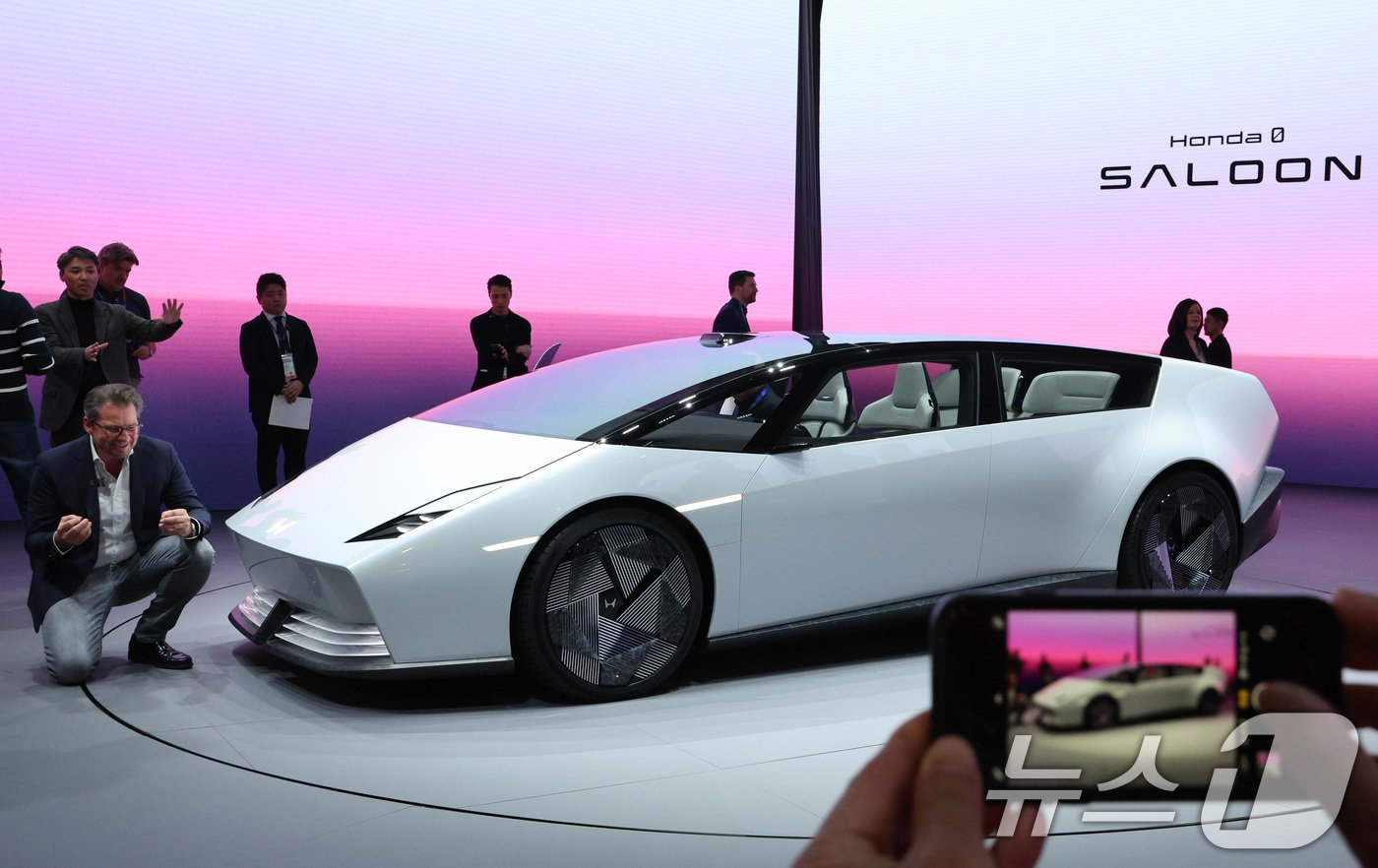 본문 이미지 - 세계 최대 정보기술&#40;IT&#41;·가전 전시회 &#39;CES 2025&#39; 개막일인 7일&#40;현지시간&#41; 미국 네바다주 라스베이거스 컨벤션센터&#40;LVCC&#41;에 마련된 혼다 부스에서 관람객들이 혼다의 새로운 전기차 플랫폼인 혼다 제로&#40;Honda Zero&#41;를 살펴보고 있다.2025.1.8/뉴스1 ⓒ News1 신웅수 기자