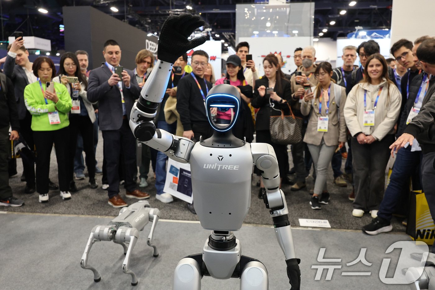 본문 이미지 - 세계 최대 정보기술&#40;IT&#41;·가전 전시회 &#39;CES 2025&#39; 개막일인 7일&#40;현지시간&#41; 미국 네바다주 라스베이거스 컨벤션센터&#40;LVCC&#41;에 마련된 중국 유니트리 부스에서 휴머노이드 로봇 G1이 손인사를 하고 있다. 2025.1.8/뉴스1 ⓒ News1 신웅수 기자