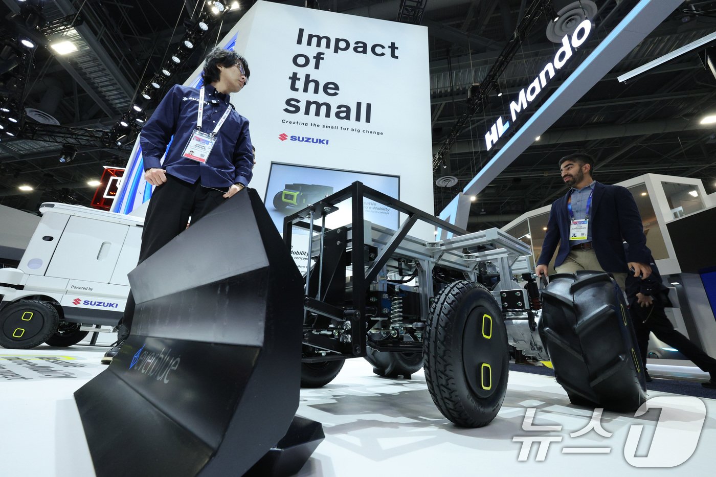 본문 이미지 - 세계 최대 정보기술&#40;IT&#41;·가전 전시회 &#39;CES 2025&#39; 개막일인 7일&#40;현지시간&#41; 미국 네바다주 라스베이거스 컨벤션센터&#40;LVCC&#41;에 마련된 스즈키 부스에서 관람객들이 제설 로봇 드론 V3를 살펴보고 있다. 2025.1.8/뉴스1 ⓒ News1 신웅수 기자