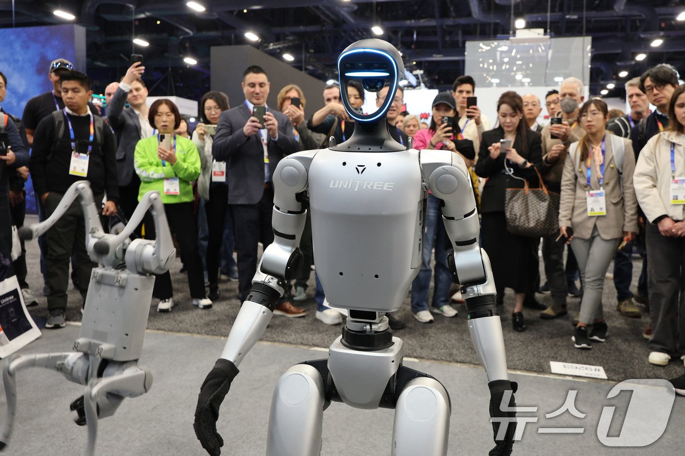 본문 이미지 - 세계 최대 정보기술&#40;IT&#41;·가전 전시회 &#39;CES 2025&#39; 개막일인 7일&#40;현지시간&#41; 미국 네바다주 라스베이거스 컨벤션센터&#40;LVCC&#41;에 마련된 중국 유니트리 부스에서 관람객들이 로봇을 살펴보고 있다. 2025.1.8/뉴스1 ⓒ News1 신웅수 기자