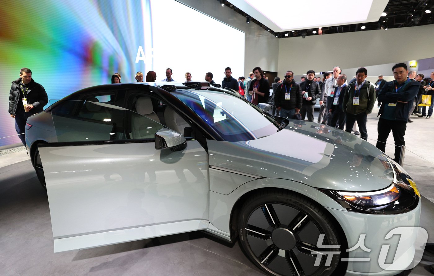 본문 이미지 - 세계 최대 정보기술(IT)·가전 전시회 'CES 2025' 개막일인 7일(현지시간) 미국 네바다주 라스베이거스 컨벤션센터(LVCC)에 마련된 소니혼다모빌리티 부스에서 관람객들이 소니-혼다의 첫 전기차 '아필라'를 살펴보고 있다. 2025.1.8/뉴스1 ⓒ News1 신웅수 기자