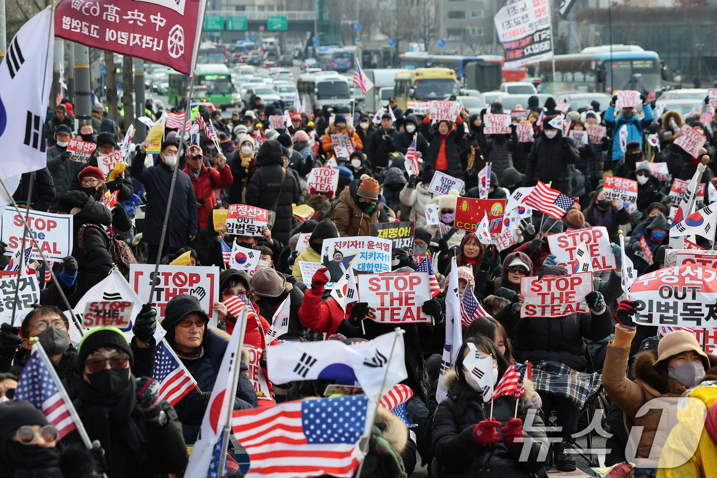 (서울=뉴스1) 김진환 기자 = 법원이 내란 우두머리(수괴) 혐의를 받는 윤석열 대통령의 체포영장을 재발부한 가운데 8일 서울 용산구 한남동 대통령 관저 인근에서 보수단체 회원들이 …