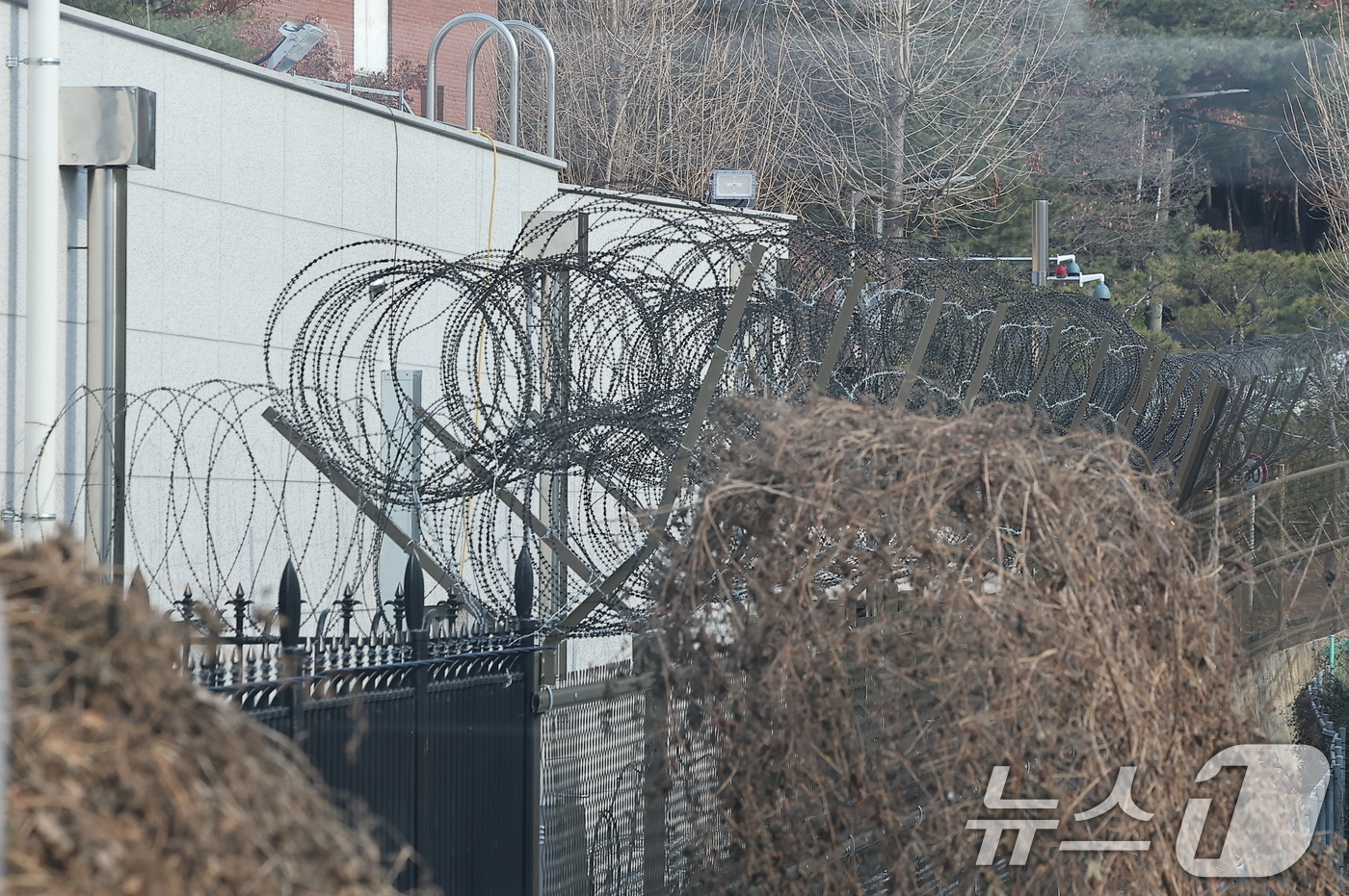 (서울=뉴스1) 김진환 기자 = 법원이 내란 우두머리(수괴) 혐의를 받는 윤석열 대통령의 체포영장을 재발부한 가운데 8일 서울 용산구 한남동 대통령 관저 출입구 인근에 철조망이 설 …