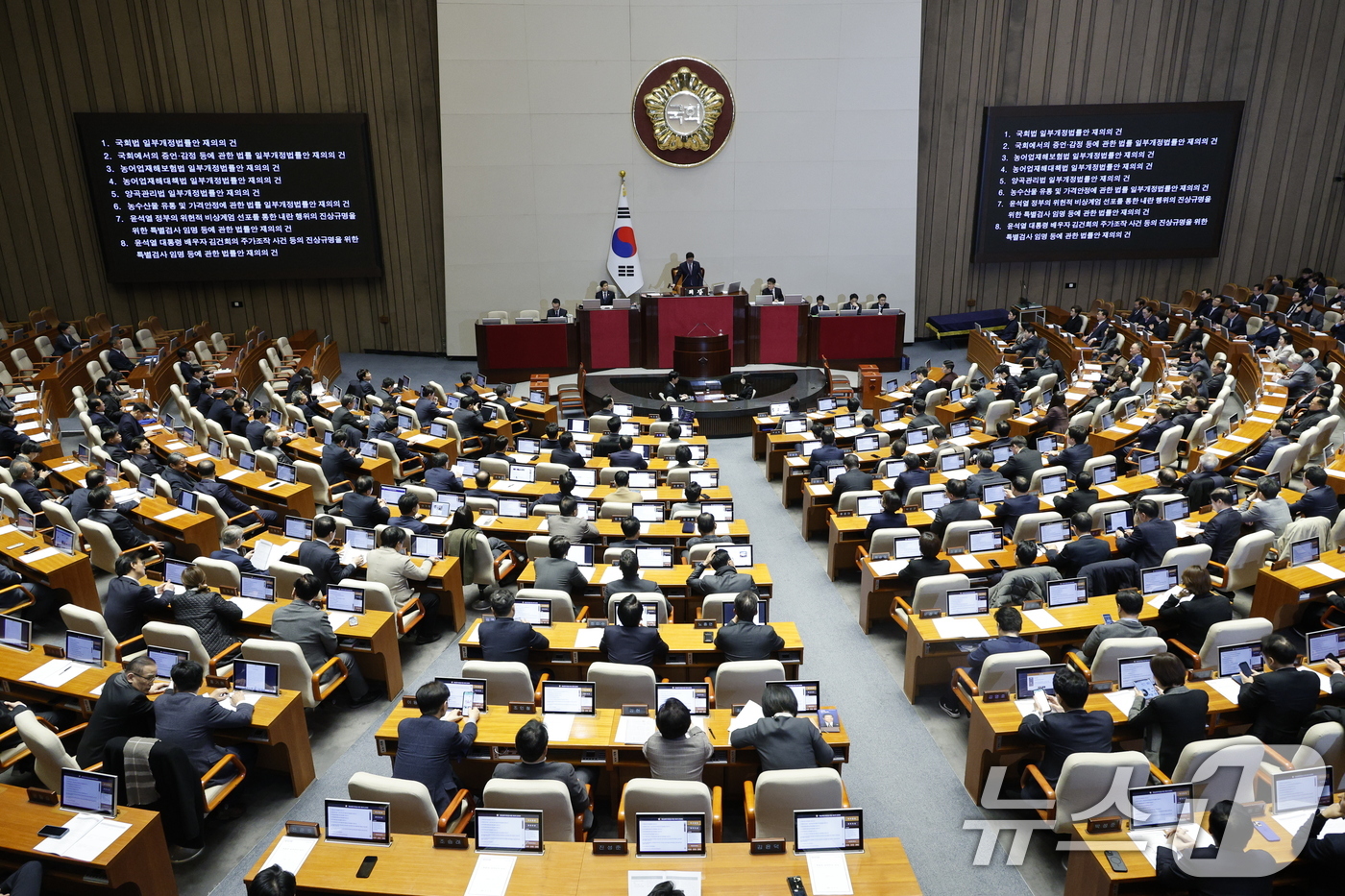 (서울=뉴스1) 안은나 기자 = 우원식 국회의장이 8일 오후 서울 여의도 국회에서 열린 제420회국회(임시회) 제4차 본회의에서 내란·김건희 특검법, 농업4법 등 재의의 건을 상정 …