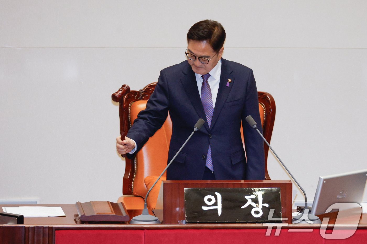 본문 이미지 - 우원식 국회의장이 8일 오후 서울 여의도 국회에서 열린 제420회국회(임시회) 제4차 본회의에서 개의를 선언하고 있다. 2025.1.8/뉴스1 ⓒ News1 안은나 기자