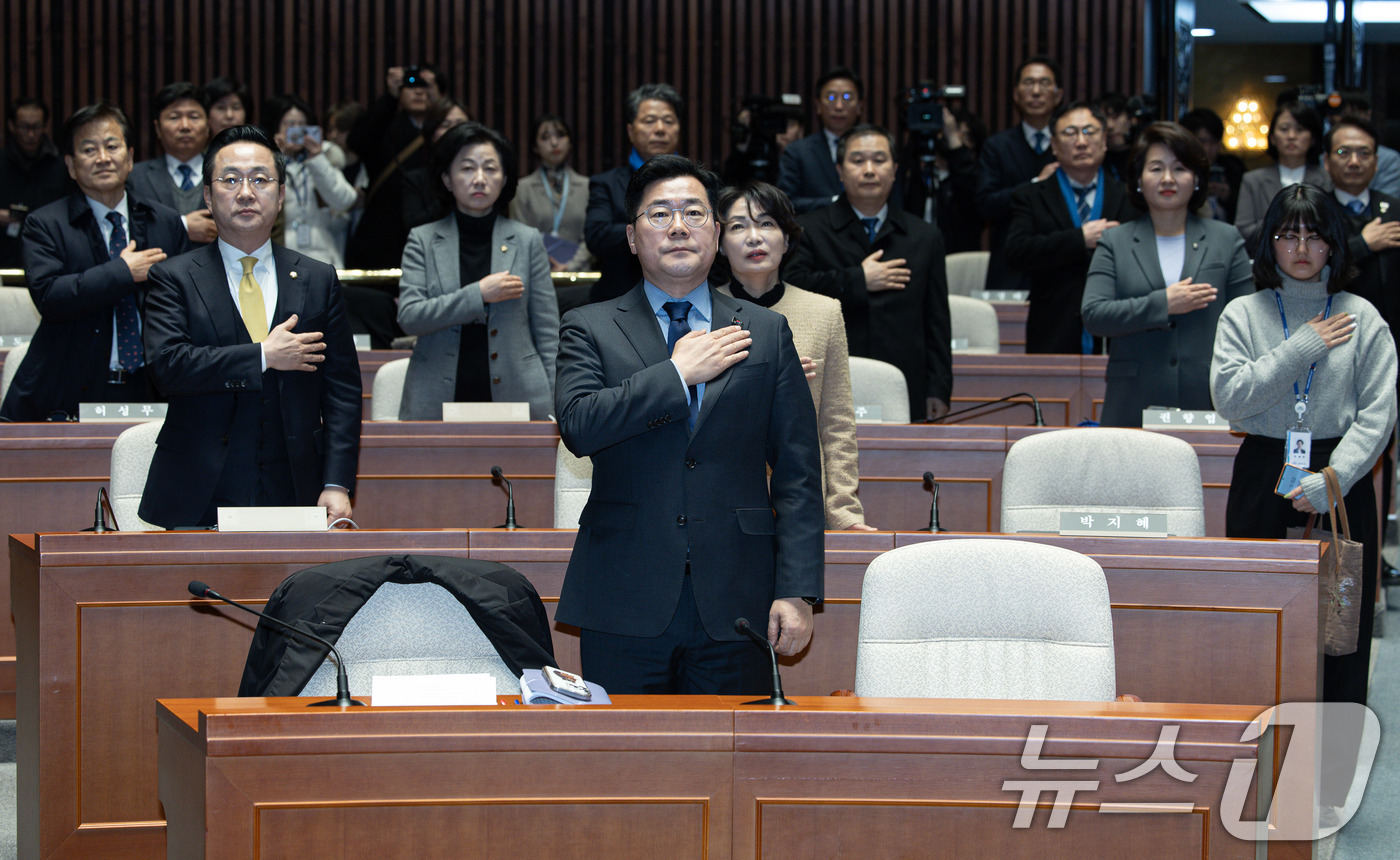 (서울=뉴스1) 이재명 기자 = 박찬대 더불어민주당 원내대표를 비롯한 의원들이  8일 오후 서울 여의도 국회에서 열린 의원총회에서 국민의례를 하고 있다. 2025.1.8/뉴스1