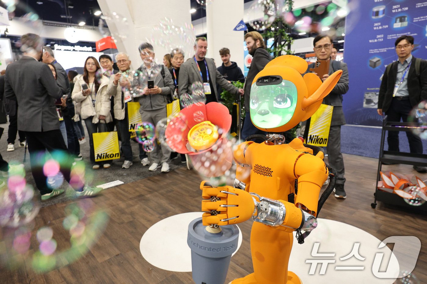 본문 이미지 - 세계 최대 정보기술&#40;IT&#41;·가전 전시회 &#39;CES 2025&#39; 개막일인 7일&#40;현지시간&#41; 미국 네바다주 라스베이거스 컨벤션센터&#40;LVCC&#41;에 마련된 인챈티드 부스에서 휴머노이드 로봇 미로카가 비눗방울 기계를 손에 잡고 비눗방울을 만들고 있다. 2025.1.8/뉴스1 ⓒ News1 신웅수 기자
