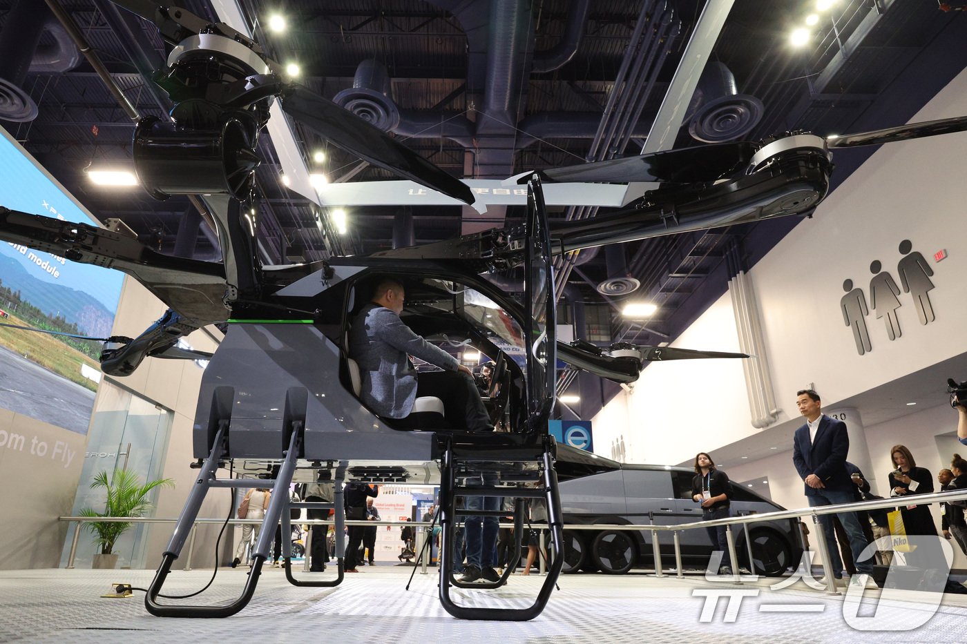 본문 이미지 - 세계 최대 정보기술&#40;IT&#41;·가전 전시회 &#39;CES 2025&#39; 개막일인 7일&#40;현지시간&#41; 미국 네바다주 라스베이거스 컨벤션센터&#40;LVCC&#41;에 중국 전기차 업체 샤오펑 부스에서 관람객들이 모듈식 비행 자동차&#40;플라잉카&#41;를 살펴보고 있다. 2025.1.8/뉴스1 ⓒ News1 신웅수 기자