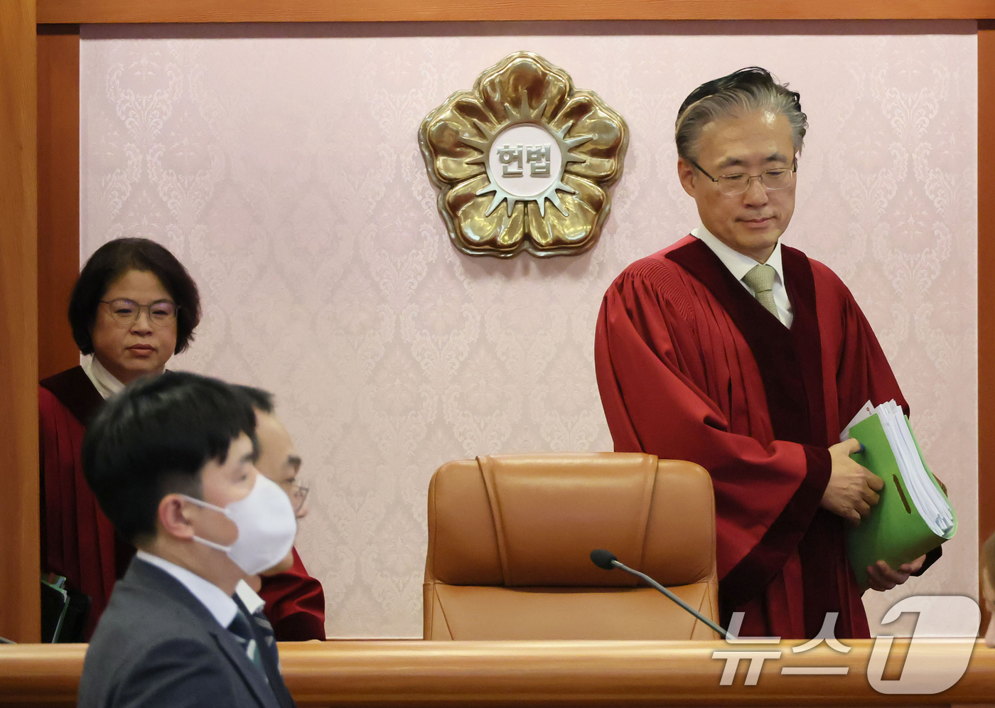 (서울=뉴스1) 송원영 기자 = 김형두(오른쪽) 헌법재판관과 김복형 헌법재판관이 8일 오후 서울 종로구 헌법재판소 소심판정에서 열린 최재해 감사원장 탄핵심판 변론준비기일을 진행하기 …