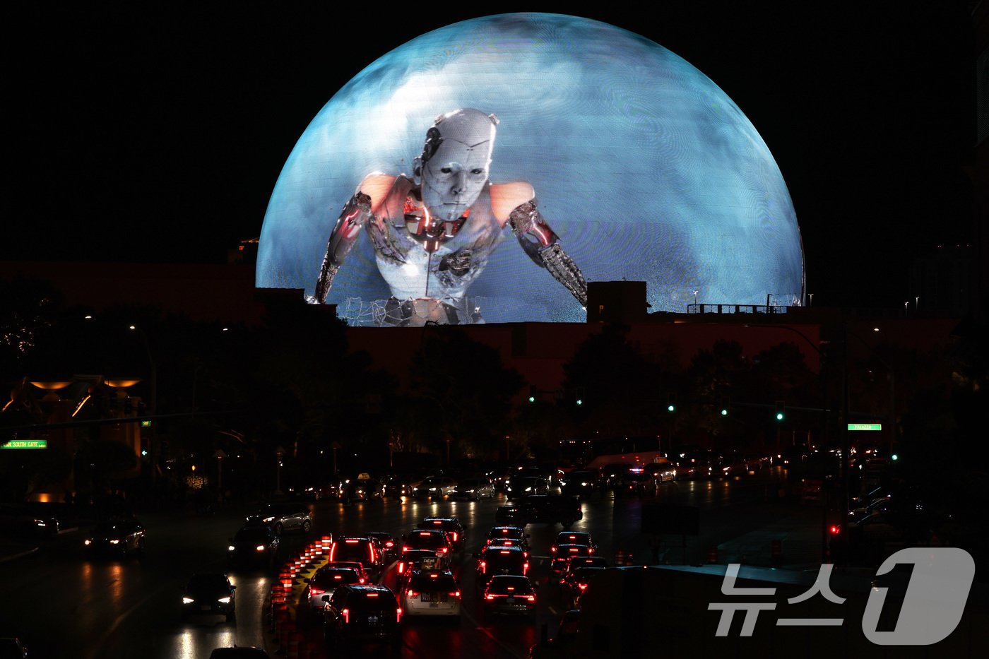 본문 이미지 - &#39;CES 2025&#39; 개막일인 7일&#40;현지시간&#41; 미국 네바다주 라스베이거스 스피어에 로봇 영상이 상영되고 있다. 2025.1.8/뉴스1 ⓒ News1 신웅수 기자