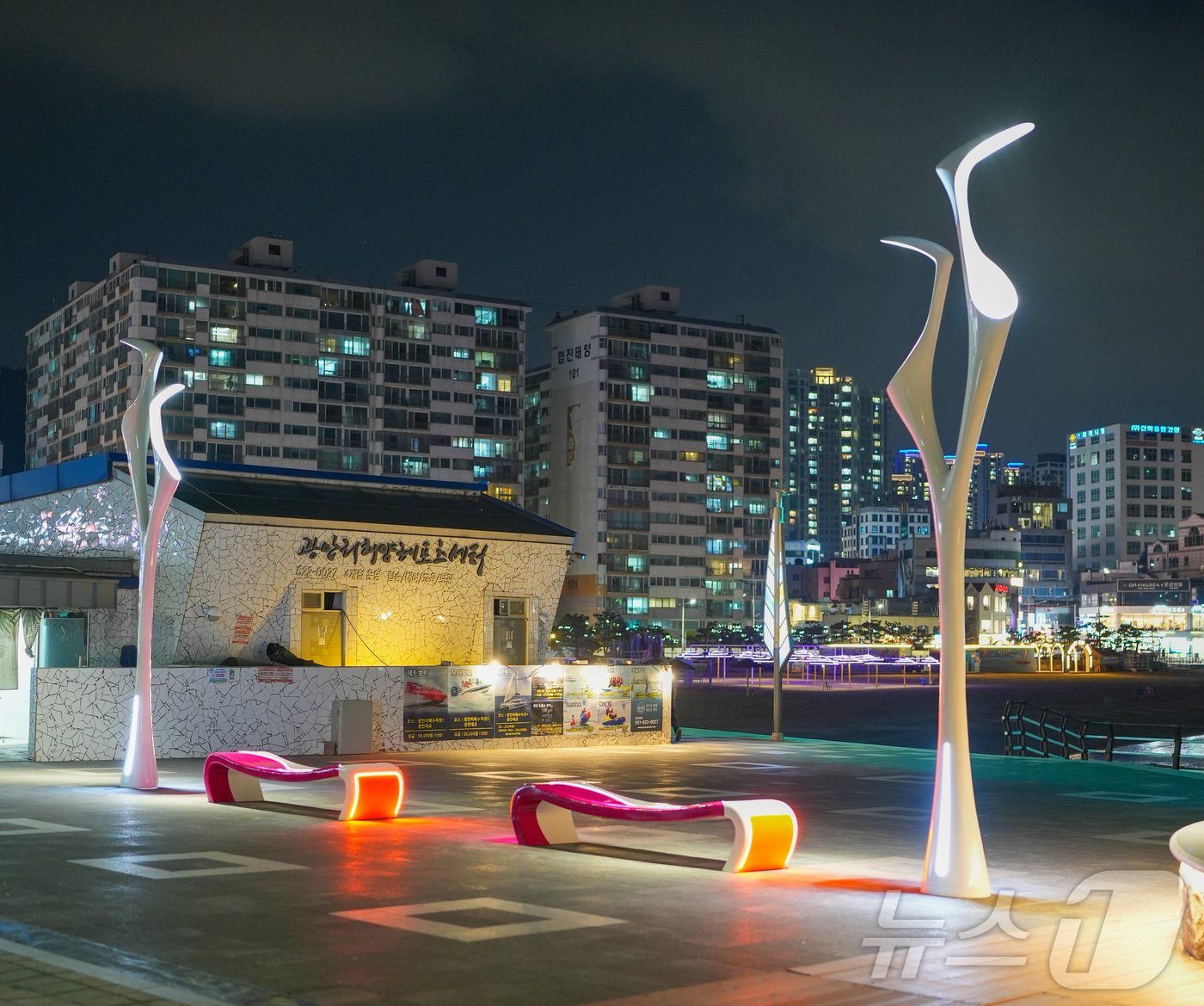 본문 이미지 - 광안리해수욕장에 카림 라시드가 디자인한 가로등과 의자가 설치돼 있다&#40;부산디자인진흥원 제공&#41;