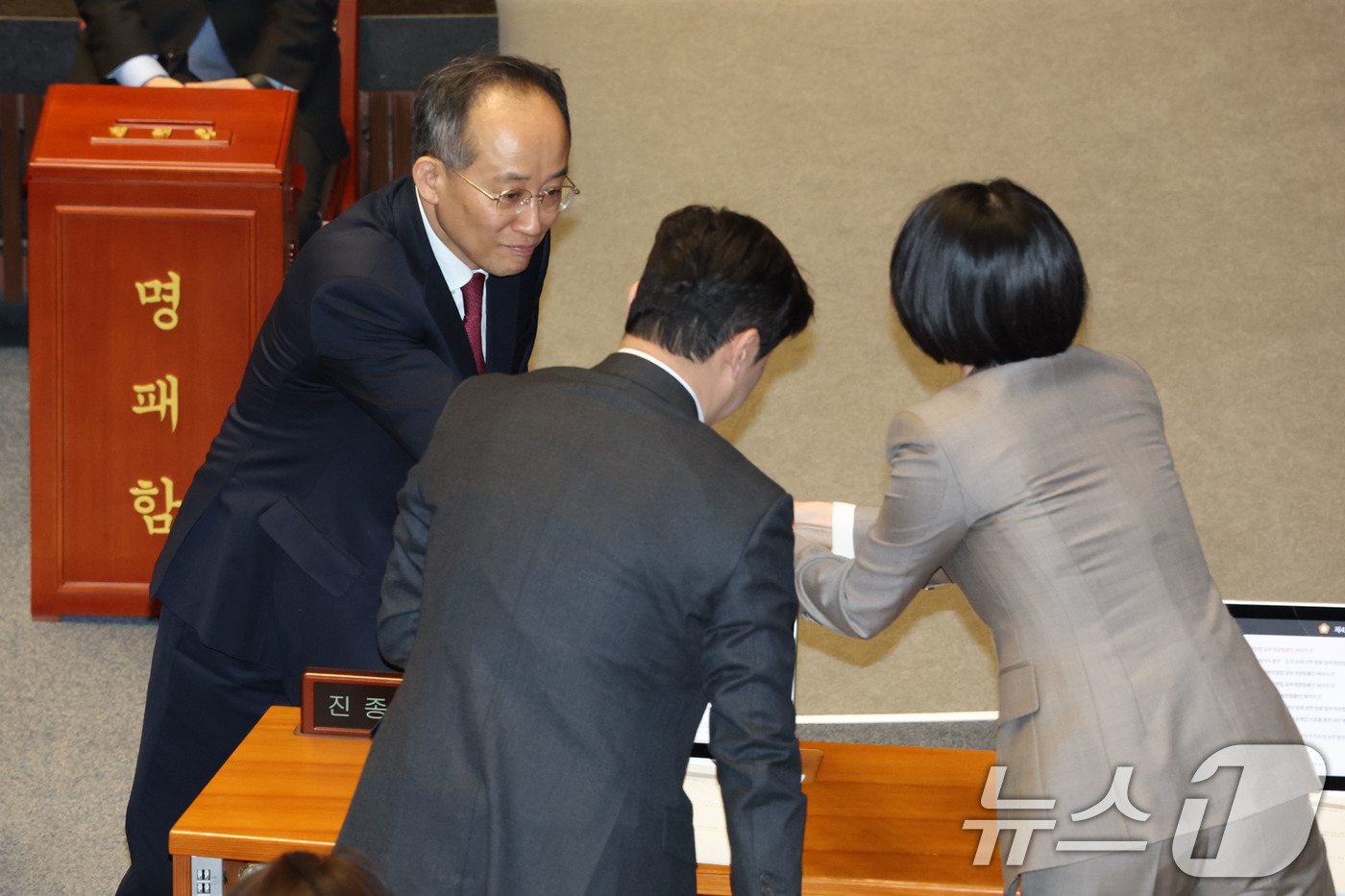 (서울=뉴스1) 이광호 기자 = 추경호 국민의힘 전 원내대표가 8일 오후 서울 여의도 국회에서 열린 제420회국회(임시회) 제4차 본회의에서 내란·김건희 특검법, 농업4법 등 8개 …