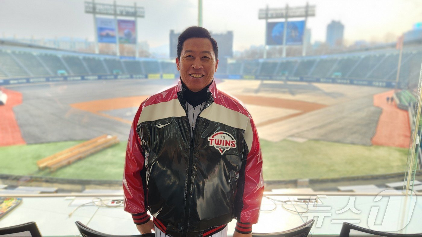 본문 이미지 - LG 트윈스의 이병규 2군 사령탑이 8일 잠실구장에서 취재진과 인터뷰를 하고 있다. ⓒ News1 이재상 기자
