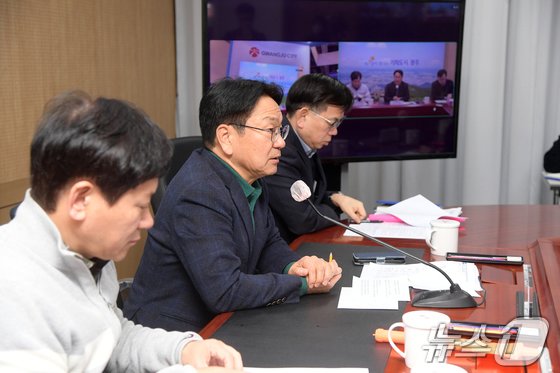 본문 이미지 - 강기정 광주시장이 8일 시청 영상회의실에서 열린 CES 2025 광주공동관 온라인 개관식에 참석해 인사말을 하고 있다.&#40;광주시 제공&#41;2025.1.8/뉴스1