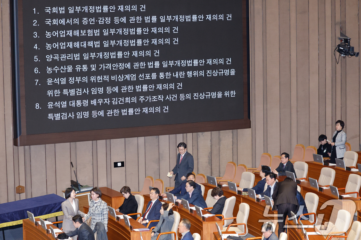 (서울=뉴스1) 안은나 기자 = 권성동 국민의힘 원내대표가 8일 오후 서울 여의도 국회에서 열린 제420회국회(임시회) 제4차 본회의에서 내란·김건희 특검법, 농업4법 등 8개 법 …