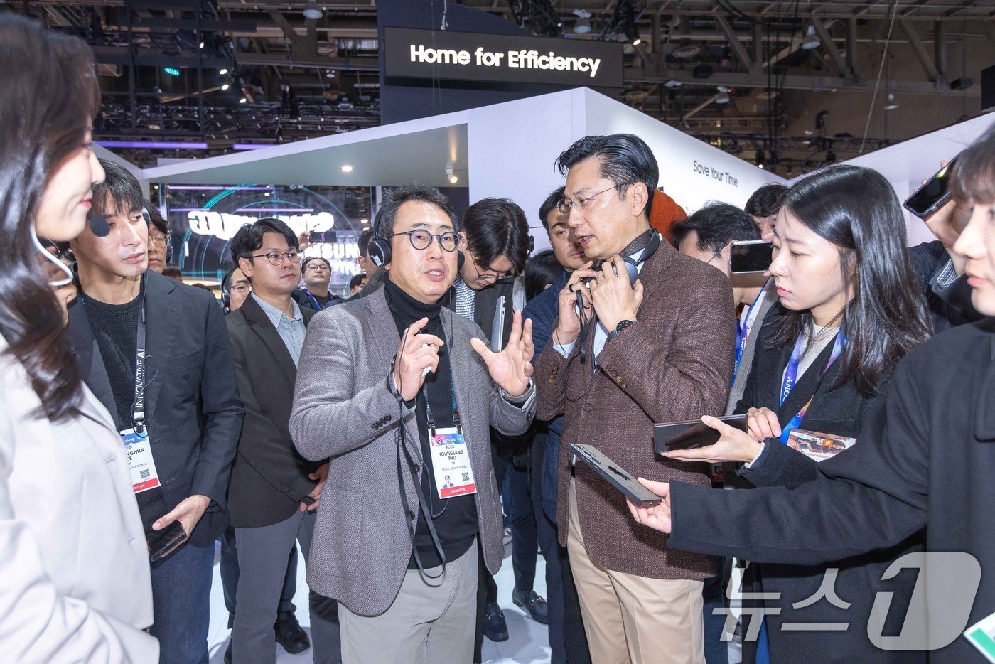 본문 이미지 - 유영상 SK텔레콤 사장이 세계 최대 가전·정보기술(IT) 전시회 CES 2025 개막일인 7일(현지시간) 미국 네바다주 라스베이거스 컨벤션센터(LVCC)에서 삼성전자 부스를 둘러보고 있다. (공동취재) 2025.1.8/뉴스1 ⓒ News1 신웅수 기자