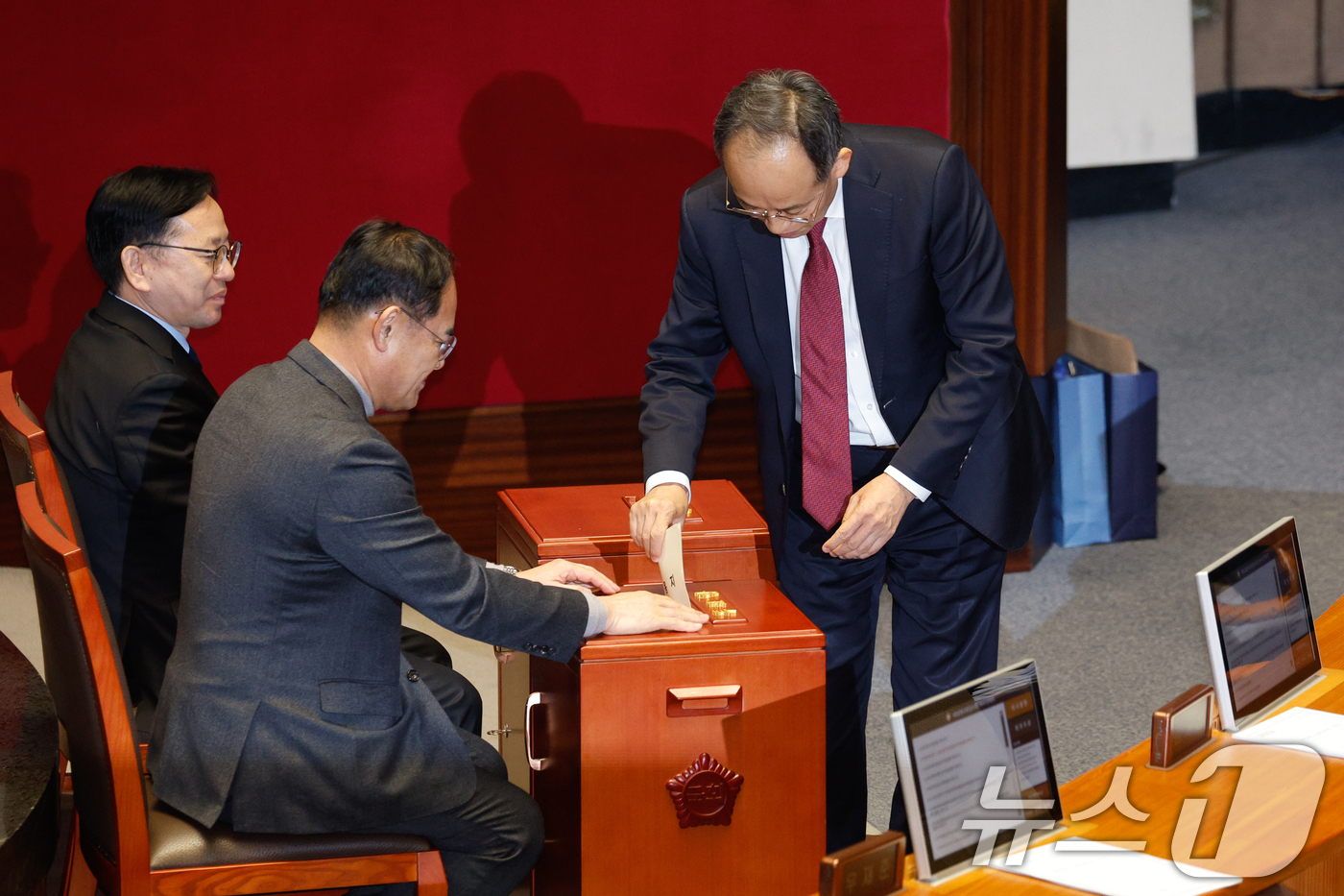 (서울=뉴스1) 안은나 기자 = 추경호 국민의힘 전 원내대표가 8일 오후 서울 여의도 국회에서 열린 제420회국회(임시회) 제4차 본회의에서 내란·김건희 특검법, 농업4법 등 8개 …