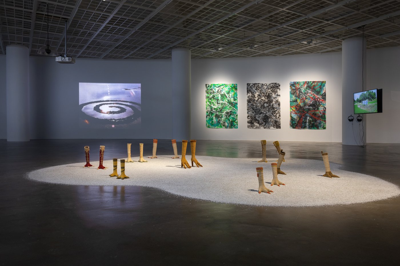 본문 이미지 - 《언두 플래닛》 전시 전경. 사진 아인아 아카이브. Courtesy of Art Sonje Center ⓒ 2024. All rights reserved.