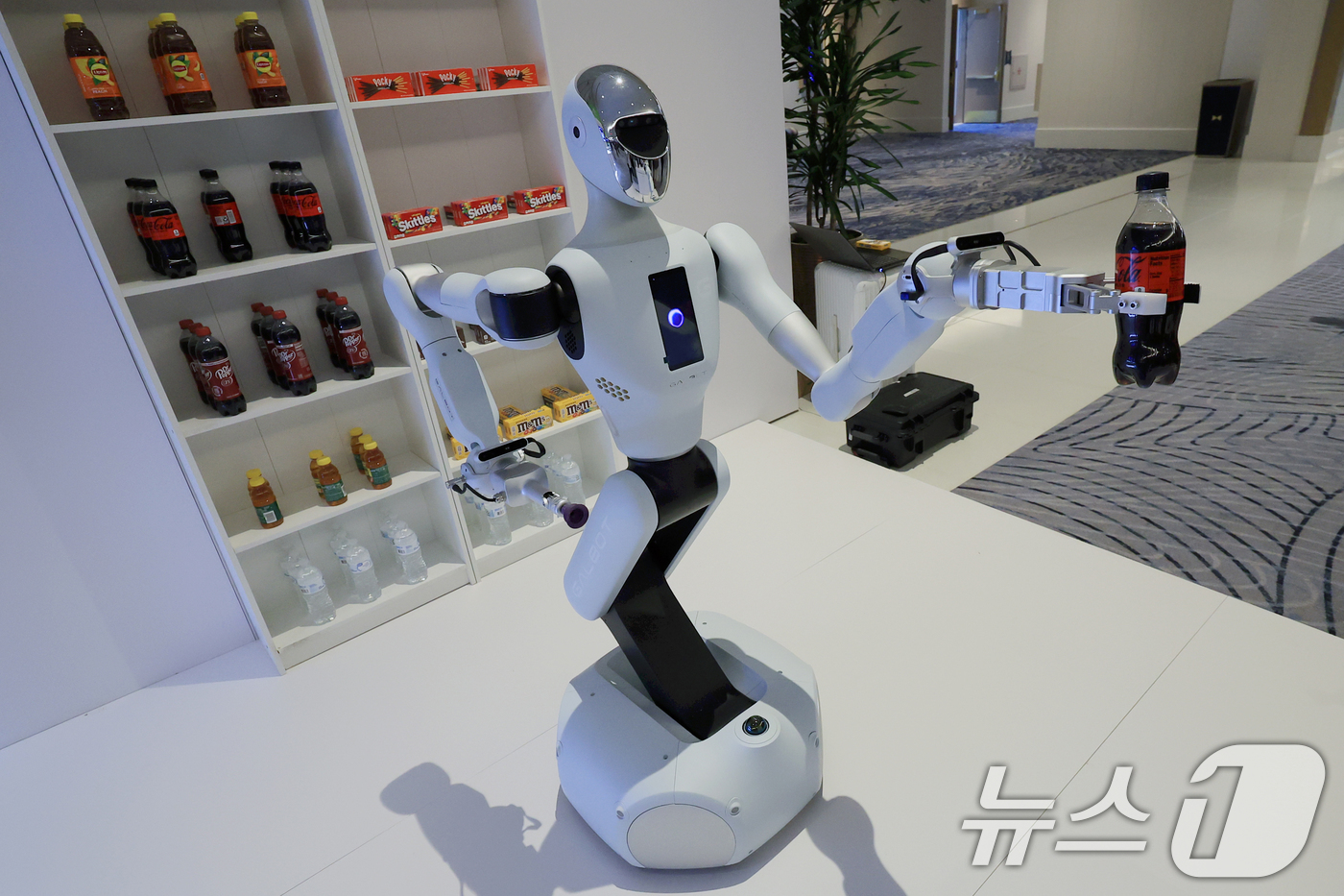 (라스베이거스(미국)=뉴스1) 신웅수 기자 = 세계 최대 가전·정보기술(IT) 전시회 CES 2025 개막일인 7일(현지시간) 젠슨 황 엔비디아 최고경영자(CEO) 글로벌 기자간담 …