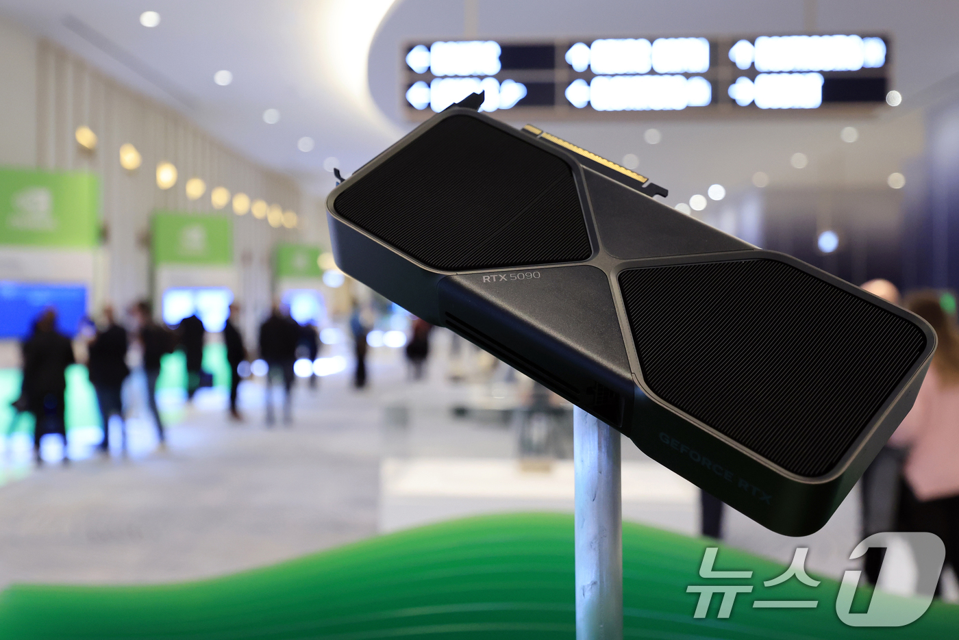 (라스베이거스(미국)=뉴스1) 신웅수 기자 = 세계 최대 가전·정보기술(IT) 전시회 CES 2025 개막일인 7일(현지시간) 젠슨 황 엔비디아 최고경영자(CEO) 글로벌 기자간담 …