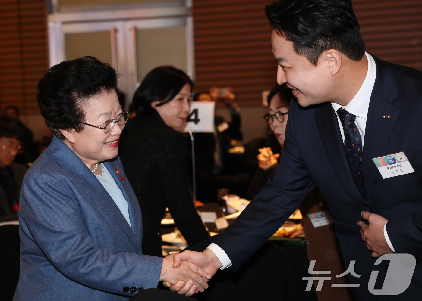 (서울=뉴스1) 권현진 기자 = 이배용 국가교육위원회 위원장과 강주호 한국교총 회장(오른쪽)이 8일 서울 영등포구 FKI 타워에서 열린 '2025년 교육계 신년교례회‘ 겸 ’제40 …