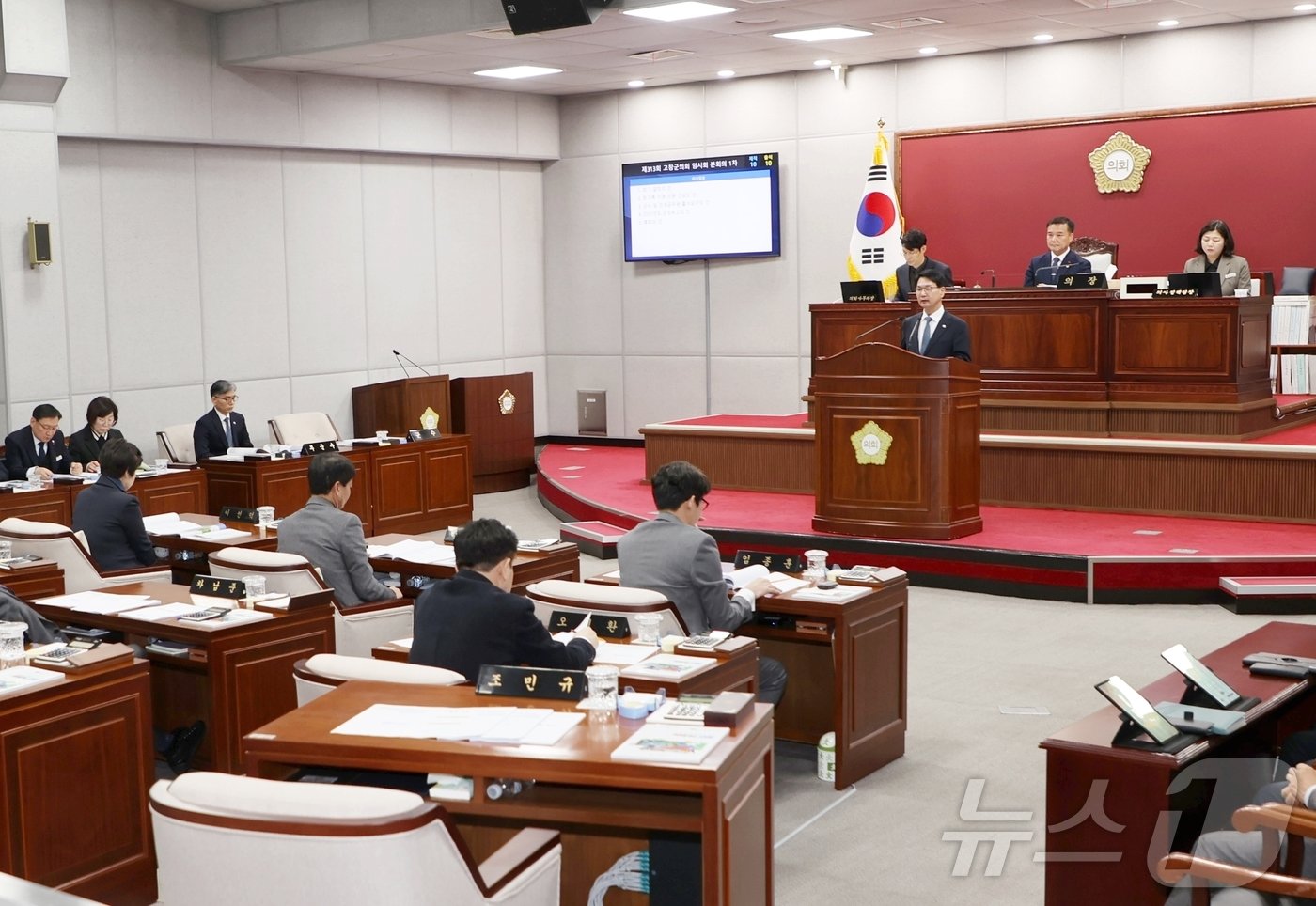 본문 이미지 - 고창군의회(의장 조민규)는 7일부터 8일까지 2일간 일정으로 새해 첫 임시회를 열었다. 심덕섭 군수가 본회의장에서 2025년 군정보고를 하고 있다.(고창군의회 제공)2025.1.8/뉴스1 