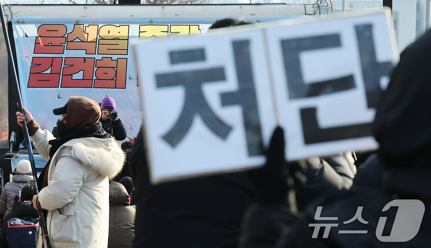 (서울=뉴스1) 김진환 기자 = 법원이 내란 우두머리(수괴) 혐의를 받는 윤석열 대통령의 체포영장을 재발부한 가운데 8일 서울 용산구 한남동 대통령 관저 인근에서 촛불행동 등 진보 …