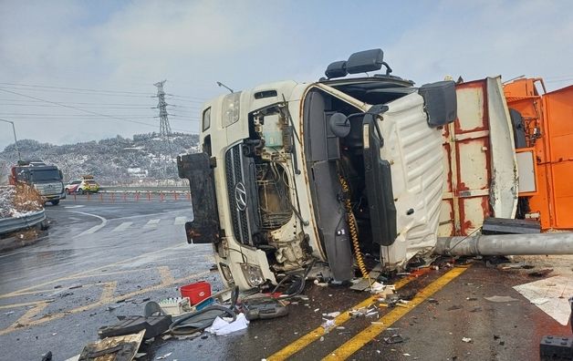 서천 동서천IC 인근서 제설 차량 전도…60대 남성 중상