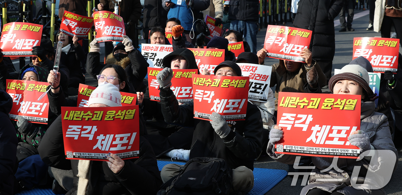 (서울=뉴스1) 김진환 기자 = 법원이 내란 우두머리(수괴) 혐의를 받는 윤석열 대통령의 체포영장을 재발부한 가운데 8일 서울 용산구 한남동 대통령 관저 인근에서 촛불행동 등 진보 …