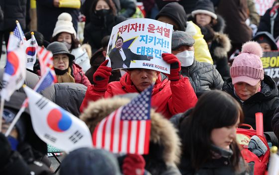 "판사도 종북 오염" "중국이 개입" "尹 도피설"…음모론 판치는 한남동