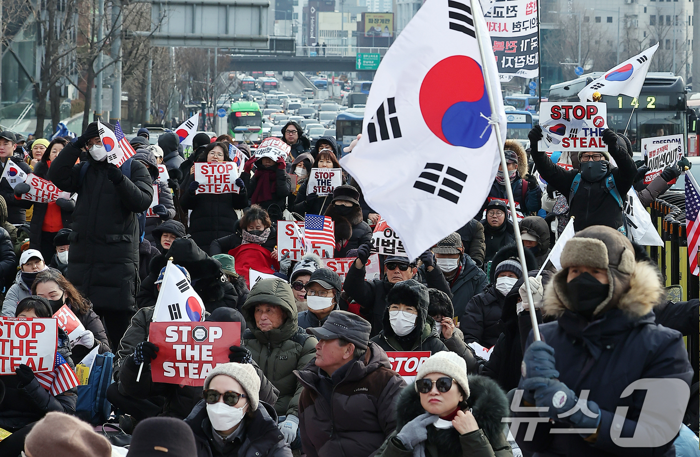 (서울=뉴스1) 김진환 기자 = 법원이 내란 우두머리(수괴) 혐의를 받는 윤석열 대통령의 체포영장을 재발부한 가운데 8일 서울 용산구 한남동 대통령 관저 인근에서 보수단체 회원들이 …