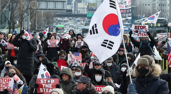 한남동 관저 앞으로 집결한 보수단체