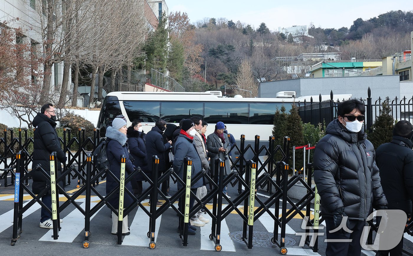 법원이 내란 우두머리&#40;수괴&#41; 혐의를 받는 윤석열 대통령의 체포영장을 재발부한 가운데 8일 서울 용산구 한남동 대통령 관저 출입구 앞에 버스가 세워져 있다. 2025.1.8/뉴스1 ⓒ News1 김진환 기자