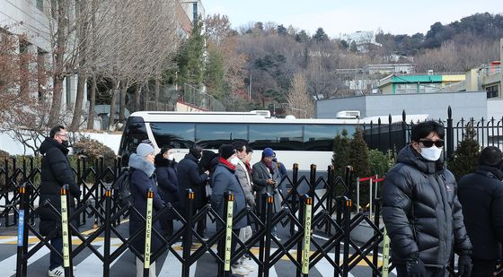 버스로 출입구를 막은 대통령 관저