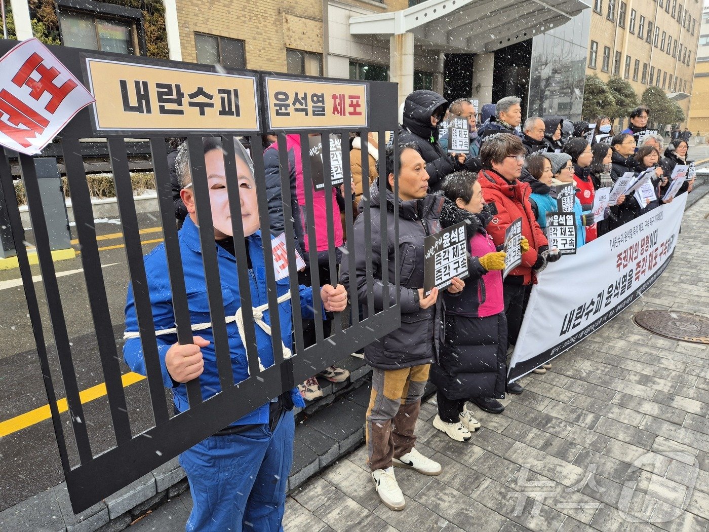 본문 이미지 - 충북비상시국회의가 8일 오후 충북도청 서문 앞에서 기자회견을 열어 윤석열 대통령의 즉각 체포를 촉구하고 있다.