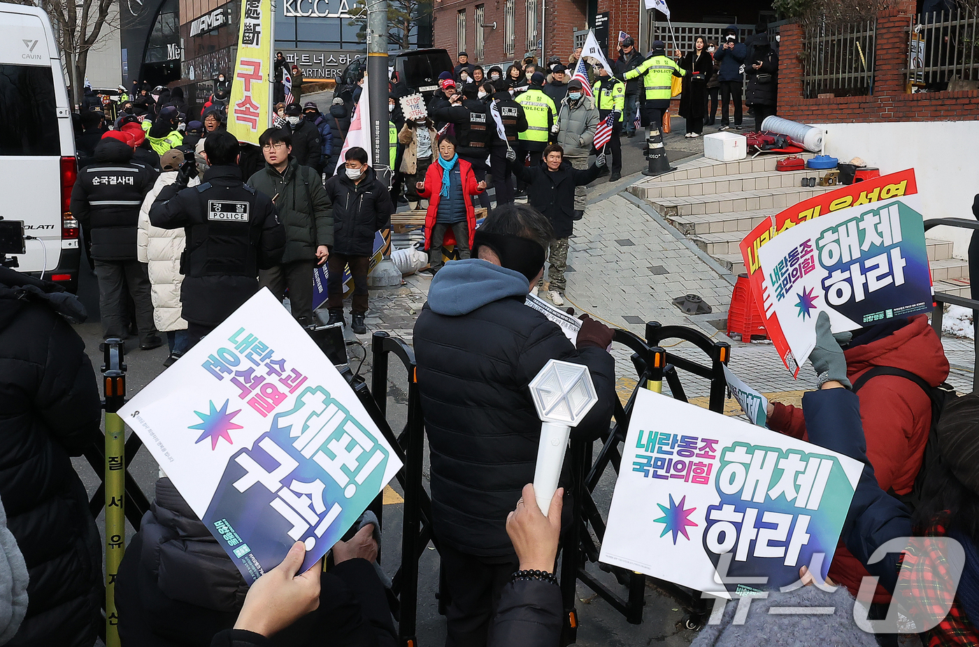 (서울=뉴스1) 김진환 기자 = 법원이 내란 우두머리(수괴) 혐의를 받는 윤석열 대통령의 체포영장을 재발부한 가운데 8일 오후 보수단체 회원들이 서울 용산구 한남동 대통령 관저 인 …