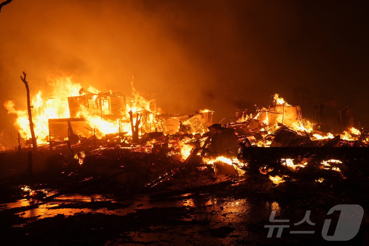 본문 이미지 - 7일(현지시간) 미국 캘리포니아주 패서디나에서 발생한 이튼 산불로 인해 건물들이 불타고 있다. 2025.01.07 ⓒ 로이터=뉴스1 ⓒ News1 김지완 기자
