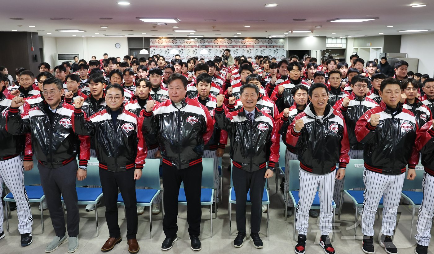 본문 이미지 - 8일 서울 송파구 잠실야구장에서 열린 2025 LG 트윈스 신년 인사회에서 김인석 LG 스포츠 대표이사, 염경엽 감독을 비롯한 선수단이 기념촬영을 하고 있다. 2025.1.8/뉴스1 ⓒ News1 김도우 기자