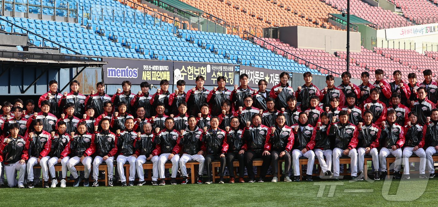 본문 이미지 - 8일 서울 송파구 잠실야구장에서 열린 2025 LG 트윈스 신년 인사회에서 김인석 LG 스포츠 대표이사, 염경엽 감독을 비롯한 선수단이 기념촬영을 하고 있다. 2025.1.8/뉴스1 ⓒ News1 김도우 기자